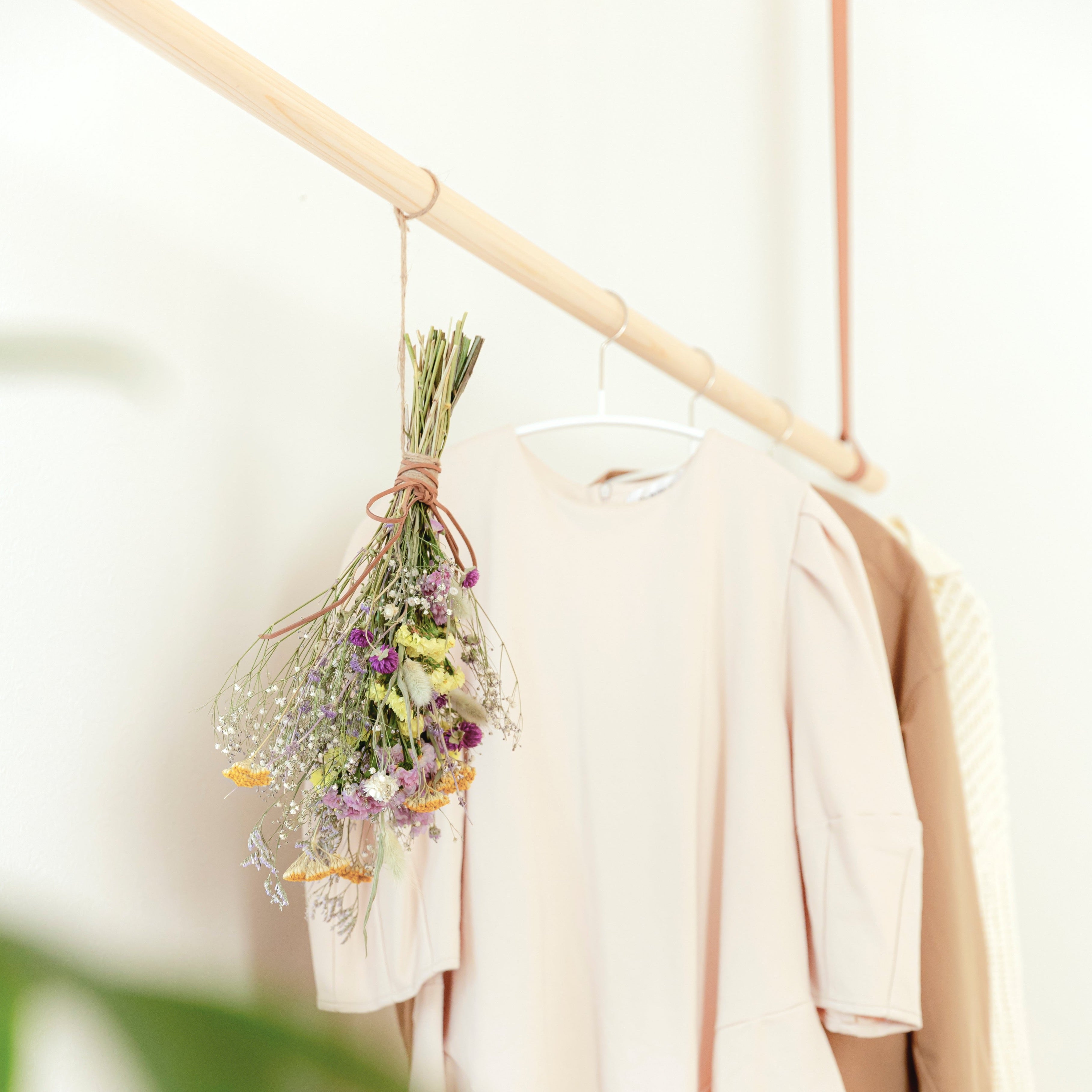 物干し紐は時代遅れ?天井活用で部屋干しがもっと快適に