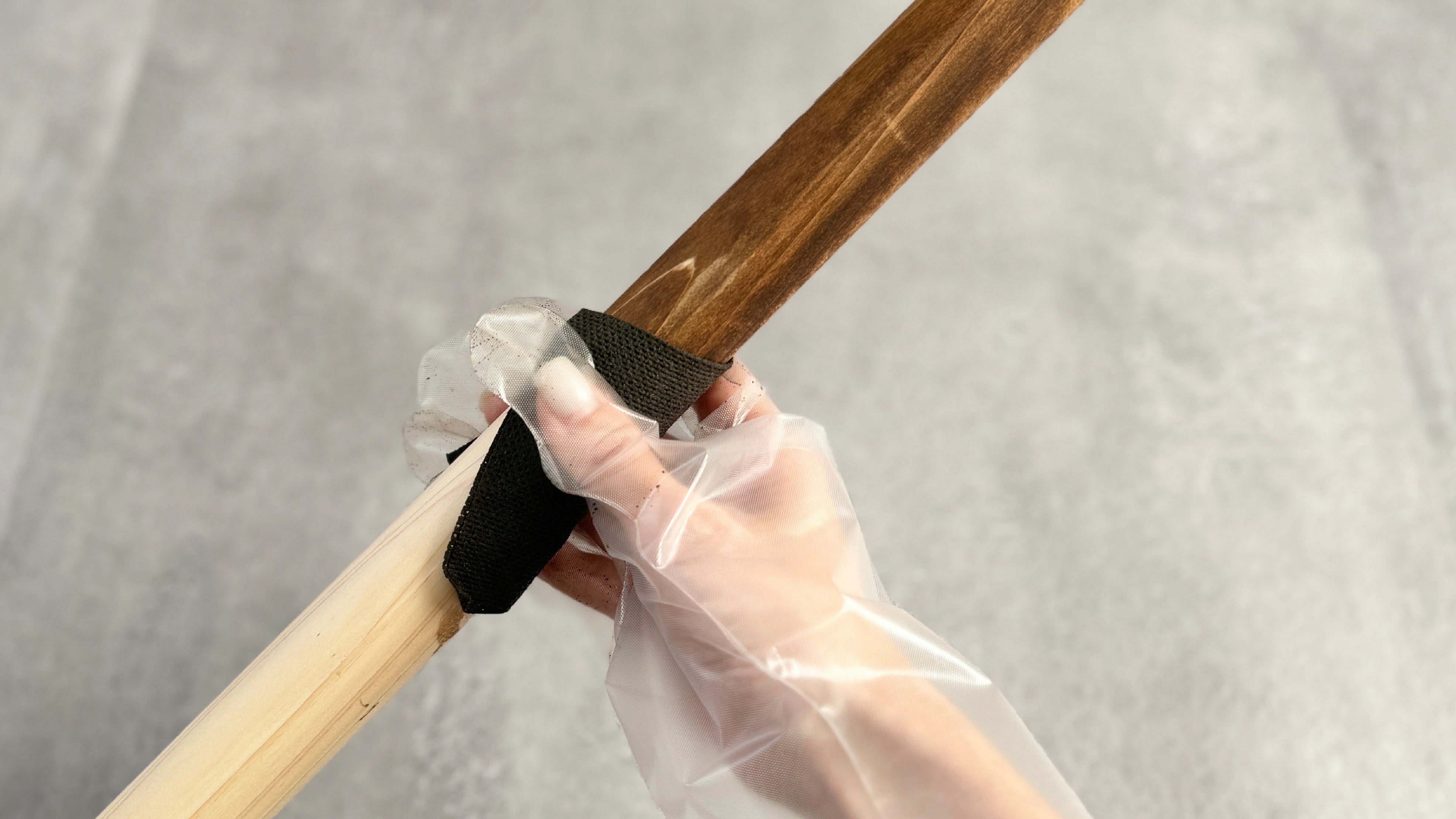 塗料を含ませた紙おしぼりでサッと拭く