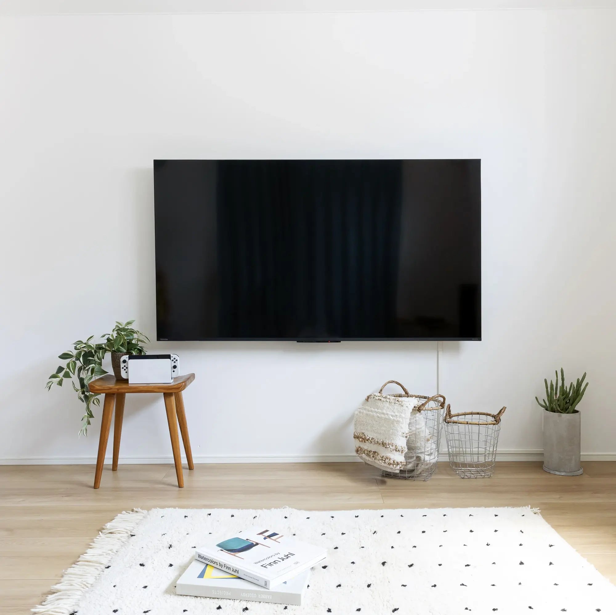 【現役コンロ】FLOAT 賃貸OK!壁掛けテレビ金具　配線モール付き 賃貸OK!壁掛けテレビ金具｜FLOAT – EIGHT LIVING