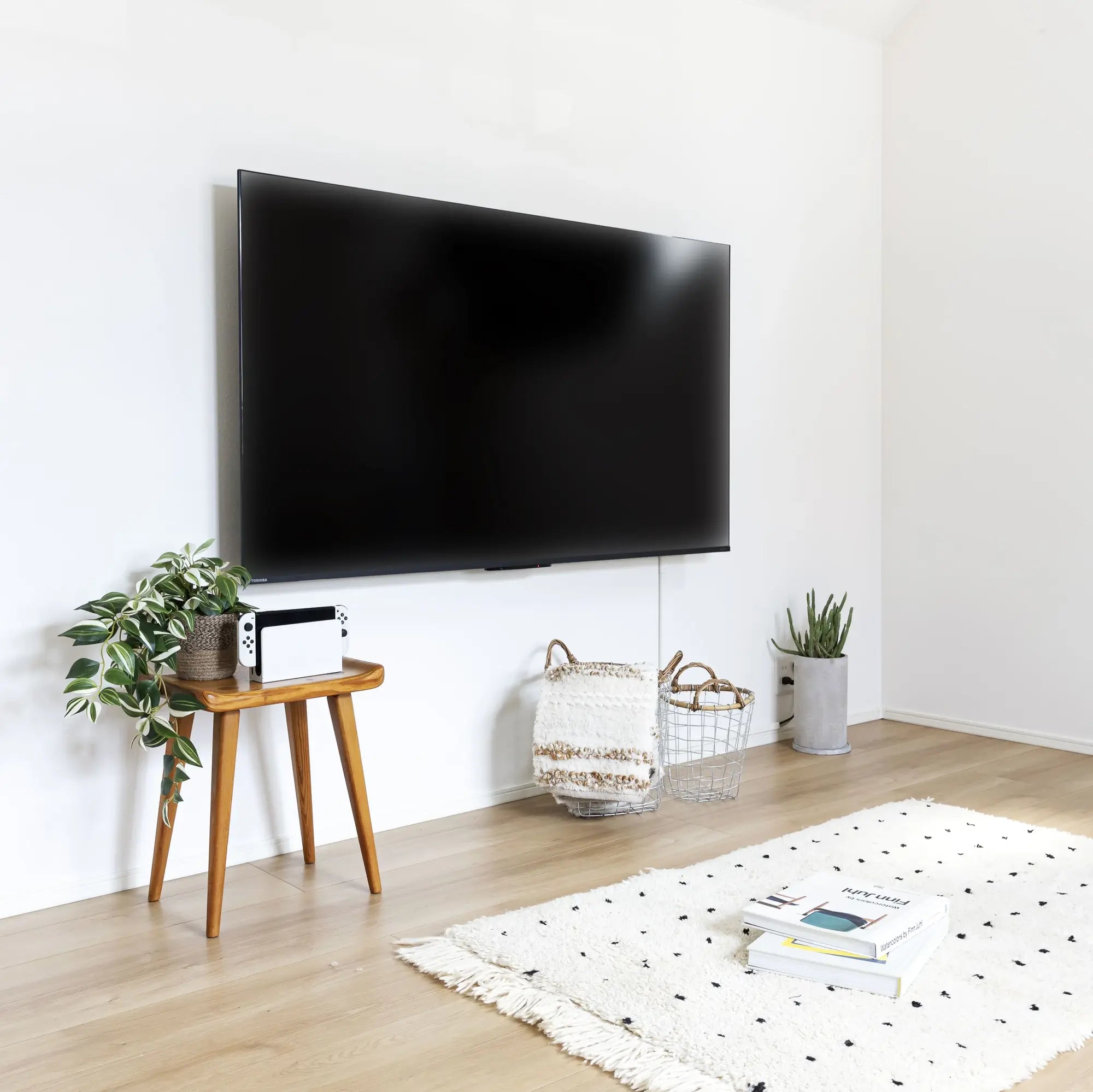 【未使用】 FLOAT テレビ壁掛け金具 EIGHT 賃貸OK!壁掛けテレビ金具｜FLOAT – EIGHT LIVING