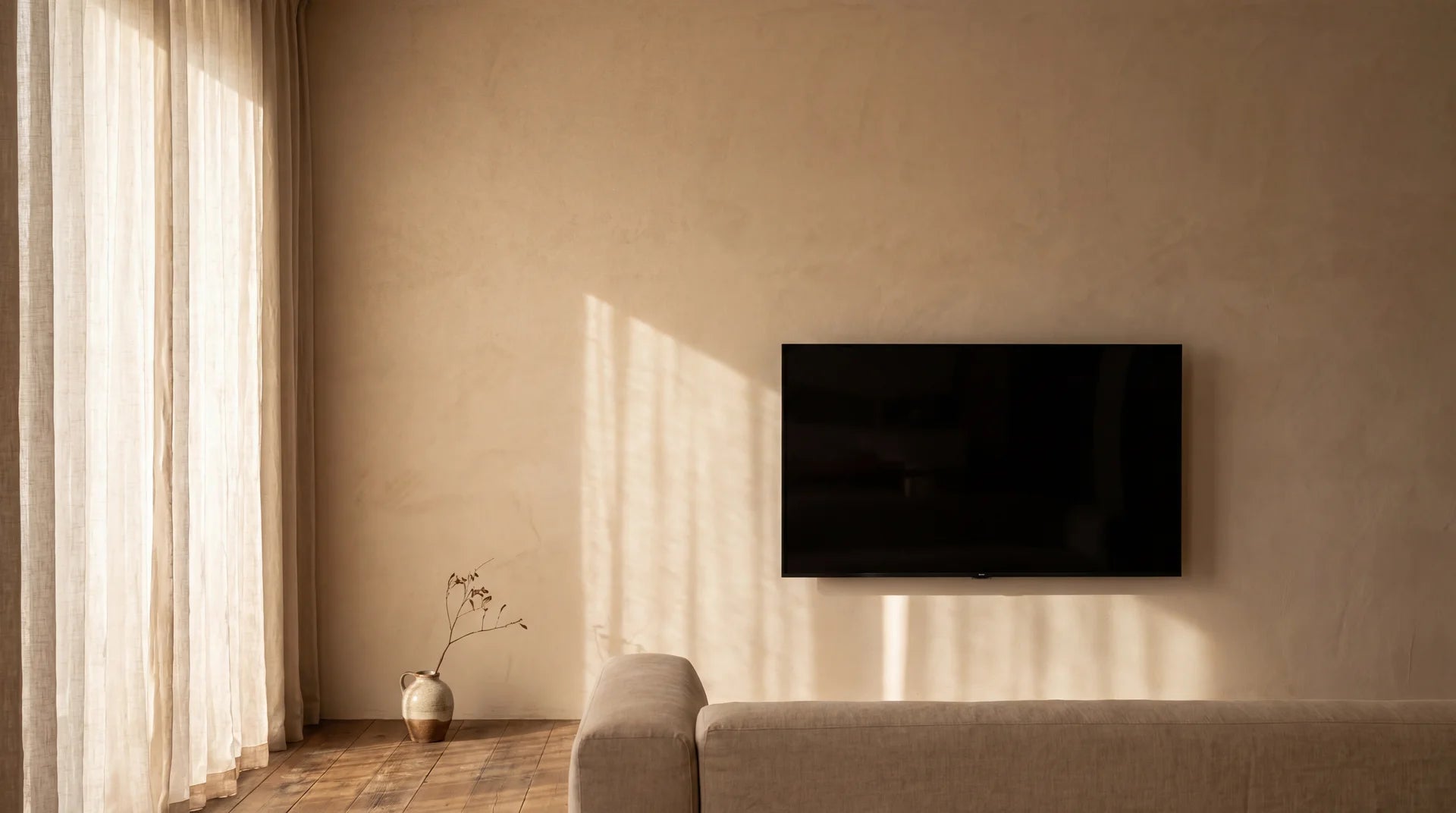 壁掛けテレビと賃貸DIYの新常識を伝えるリビング全景